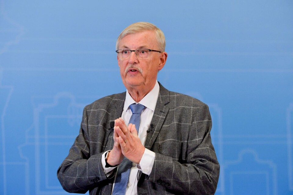 Regeringens utredare Lars-Erik Lundin avråder från att ratificera FN-konventionen som förbjuder kärnvapen. Magnus Manhammar (S) tycker att Sverige ska göra det ändå.