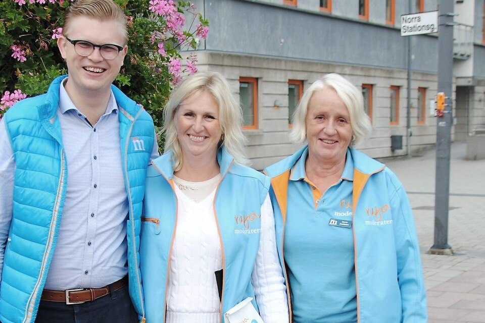 Kenny Hansson hans mamma Ann-Marie Hansson och mormor Karin Axelsson kampanjar tillsammans för Moderaterna i Hässleholm.                                                             Foto: Stefan Olofson