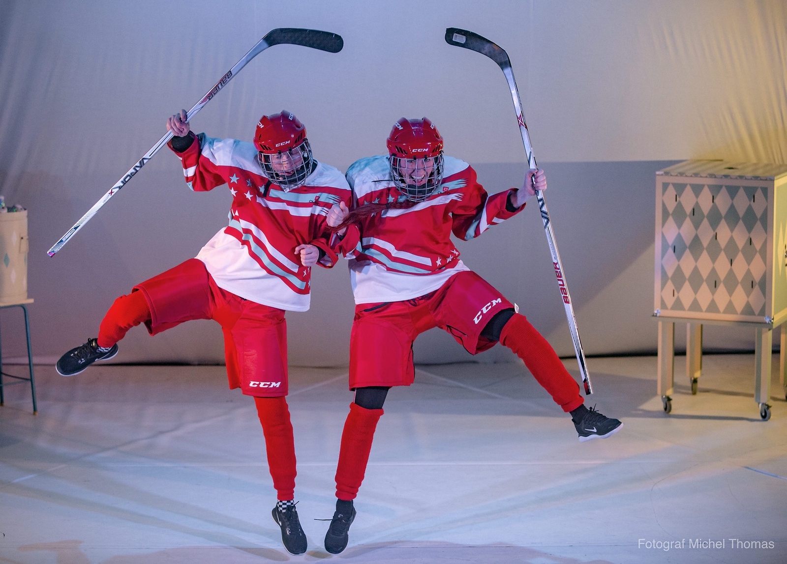 Ross (Christoffer remberger) och Momo (Ida Stenman) i full hockeyutstyrsel. Foto: Michel Thomas