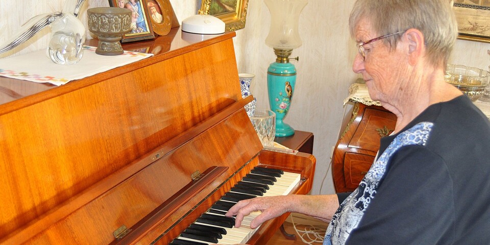 Framför pianot känner sig Ingalill Gredenius-Johansson hemma och fingarna flyter lätt över tangenterna.