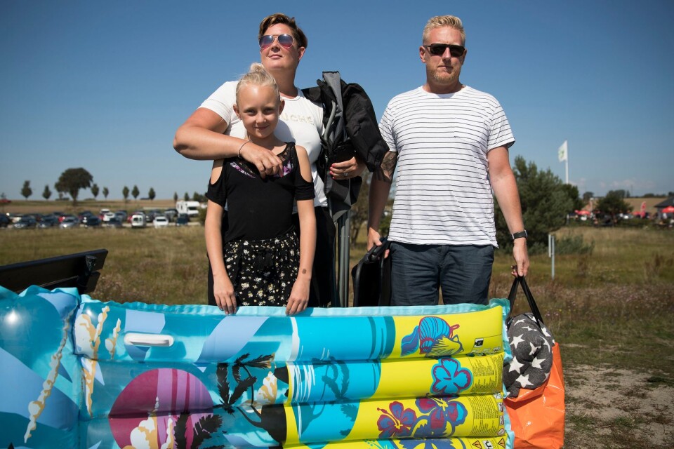 Camilla, My och Ola Helgesson ville inte missa den kanske sista chansen till strandliv 2019.