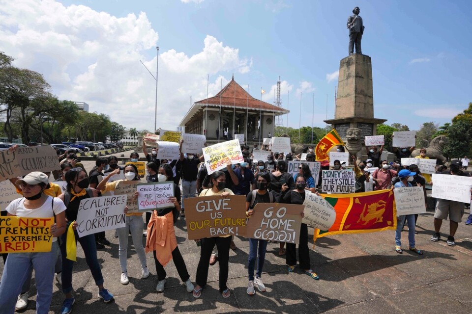 En protest i Colombo med krav på presidentens avgång under måndagen.