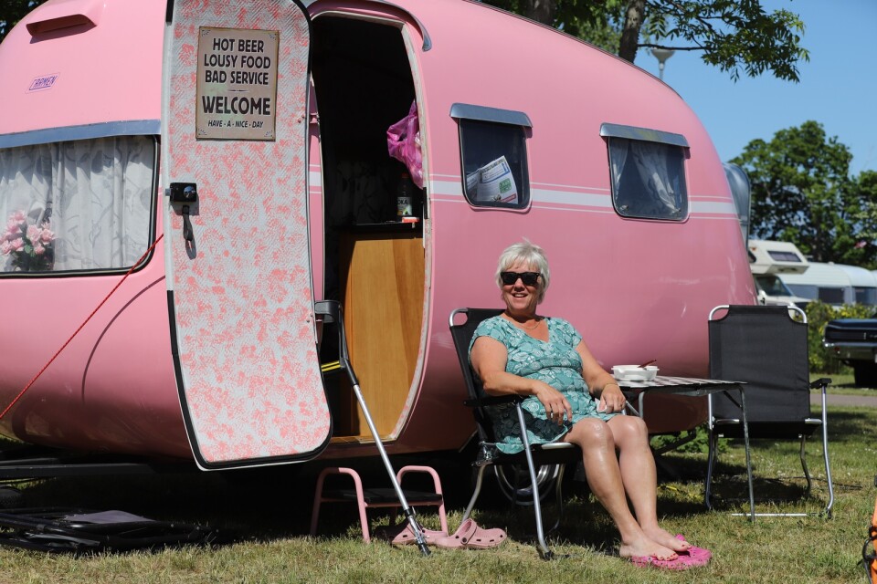 Berit Gummesson är på plats med ett glatt gäng och sin rosa husvagn från Nässjö.