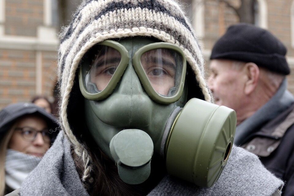 En person bär gasmask under en protest mot den dåliga luften i Sarajevo i Bosnien förra året.