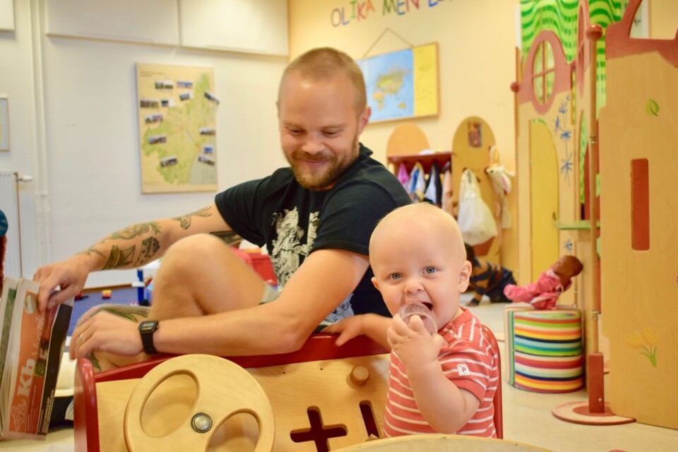 ”What plans do politicians have for housing?” There are areas with only apartment blocks or only housing cooperatives or villas. As a result, there is no natural mix of different groups of people, says Patrik with his son Ibbe.
