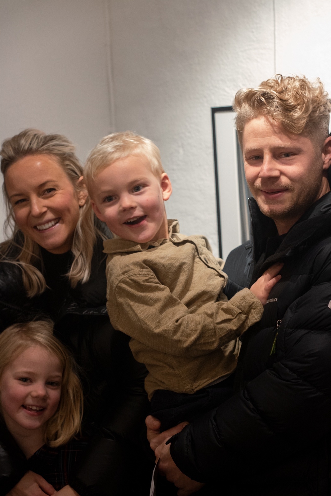 Natali Petersson, Fredrik Apollo Larsson och barnen Maggie och Love Bogefors var också på vernissagen.
