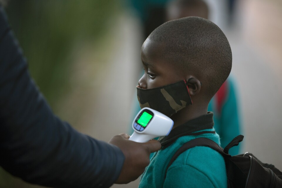 En skolelev får sin temperatur mätt i en skola i Johannesburg, Sydafrika. Bilden är från i somras. Arkivbild.