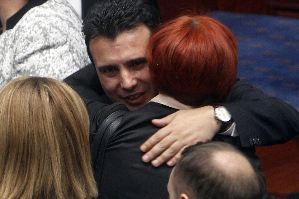 Makedoniens premiärminister Zoran Zaev kramar om parlamentsledamöter efter beslutet om en grundlagsändring.