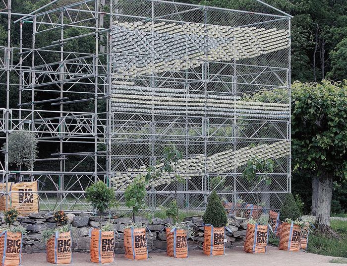 Konstnären Topher Delaney har utgått från platsen där orangeriet en gång låg när hon skapat sin installation. 4 500 glasflaskor har återvunnits från Gunnebos restaurang och säckarna med växter, som man vet fanns på Gunnebo en gång, har en ekologisk inriktning.