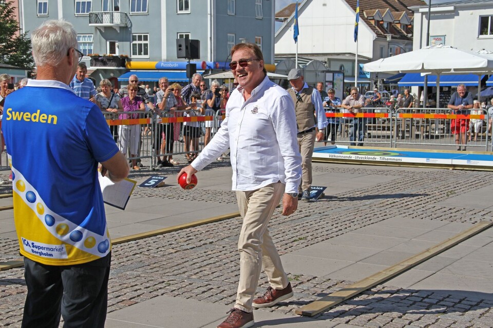 Christer Sjögren lyckades inte riktigt med balansprovet som gick ut på att man skulle gå balansgång på en planka med ett 1,5-kilos bowls-klot i ena handen.