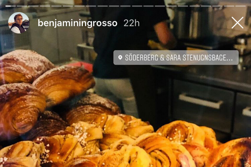 En bild tagen från Benjamin Ingrossos Instagram-story, där han besöker bageriet och fiket Söderberg och Sara, benägen i samma byggnad som Ystads Allehanda.