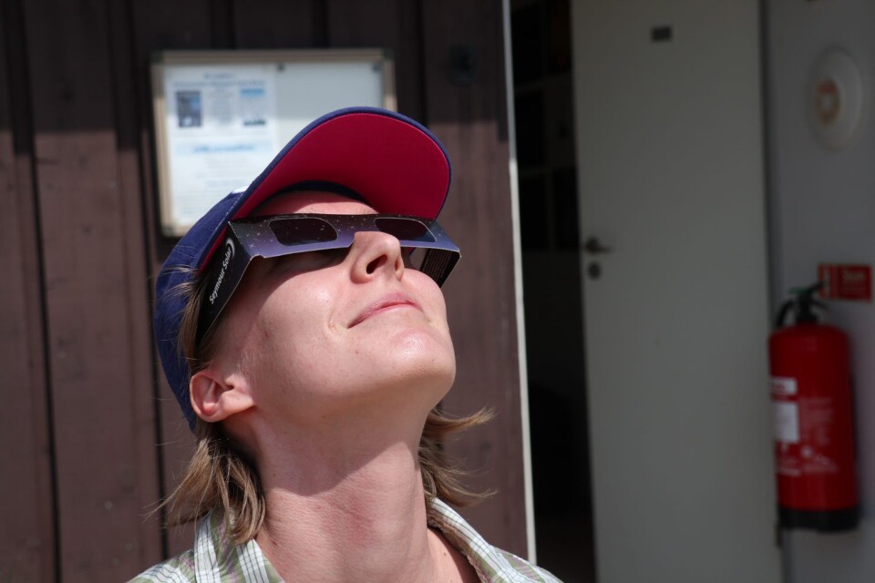 Anna Makuchova fascineras av solförmörkelsen när hon för första gången besöker Tycho Brahe-observatoriet i Oxie i Malmö.