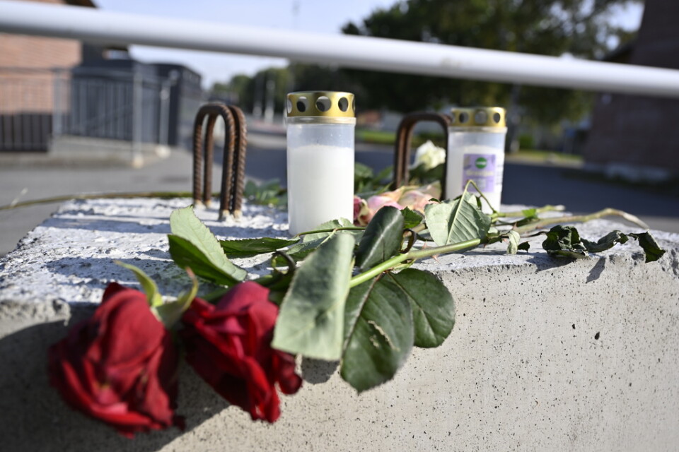 Blommor och ljus har lagts ut på platsen där pojken sköts till döds vid Mälarhöjdens idrottsplats i södra Stockholm.