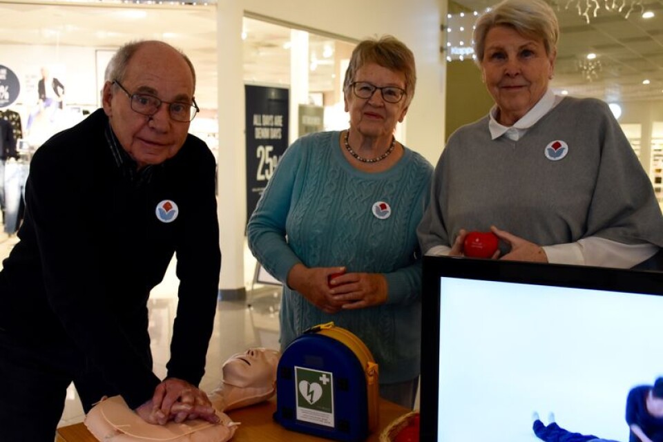 Stig Karlsson, Christina Angantyr och Birgit Håkansson mötte allmänheten under fredagen för att informera om HjärtLungföreningens verksamhet.
