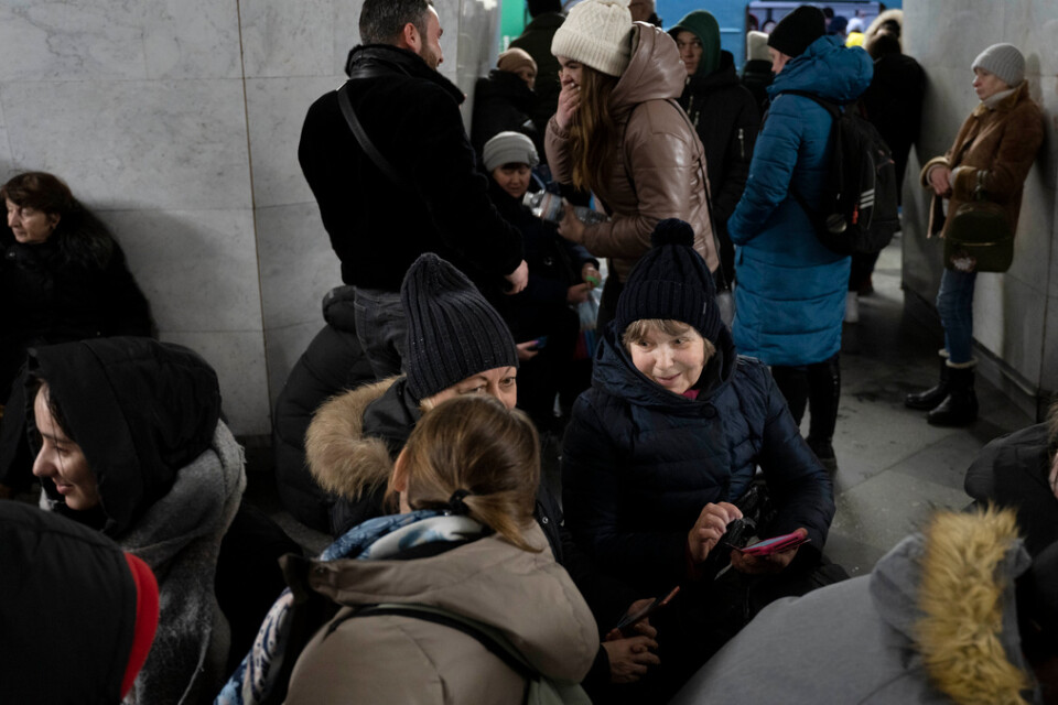 På lördagen ljöd flyglarm över Kiev. Vid tunnelbanestationen vid centralstationen har människor sökt skydd.