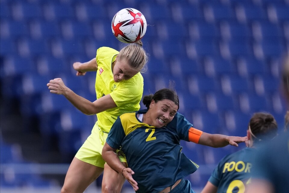 Magdalena Eriksson och Australiens anfallsstjärna Sam Kerr i det första mötet i OS. I semifinalen möts de igen.