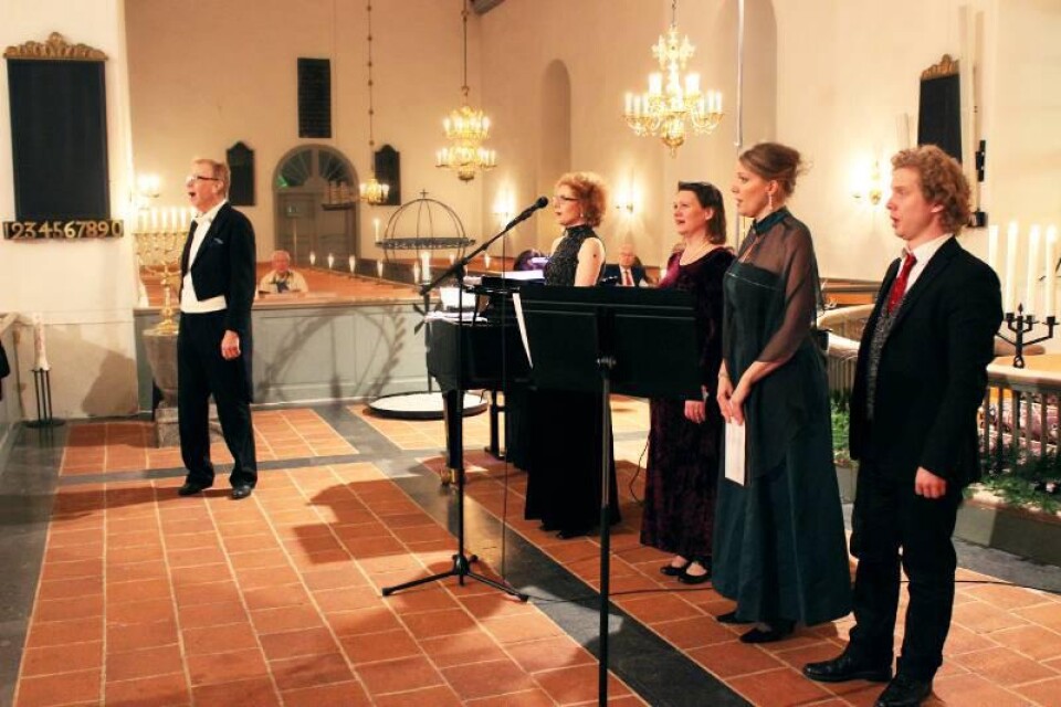 Operafabrikens julturné bjuder på sång av två tenorer, Erland Hagegård och Jacob Wistrand, samt de tre sopranerna Frida Thor Bergström, Susanne Larsson och Leena Malkki-Guignard.