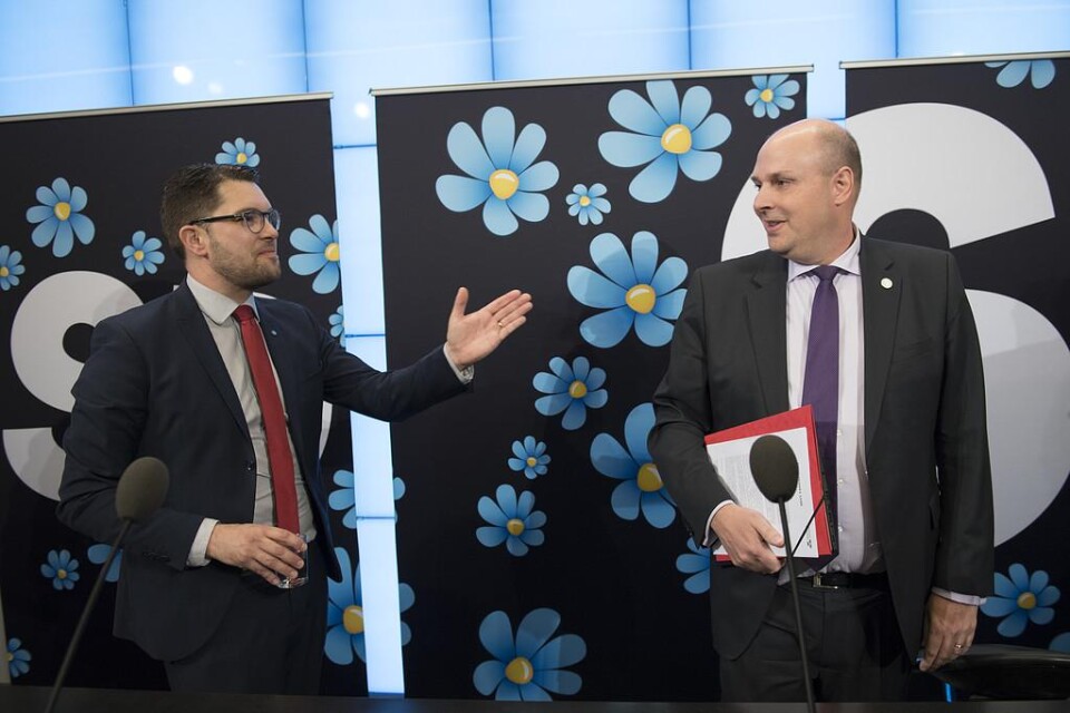 Sverigedemokraternas partiledare Jimmie Åkesson välkomnar moderata riksdagsledamoten Patrick Reslow till SD. Foto: Henrik Montgomery / TT
