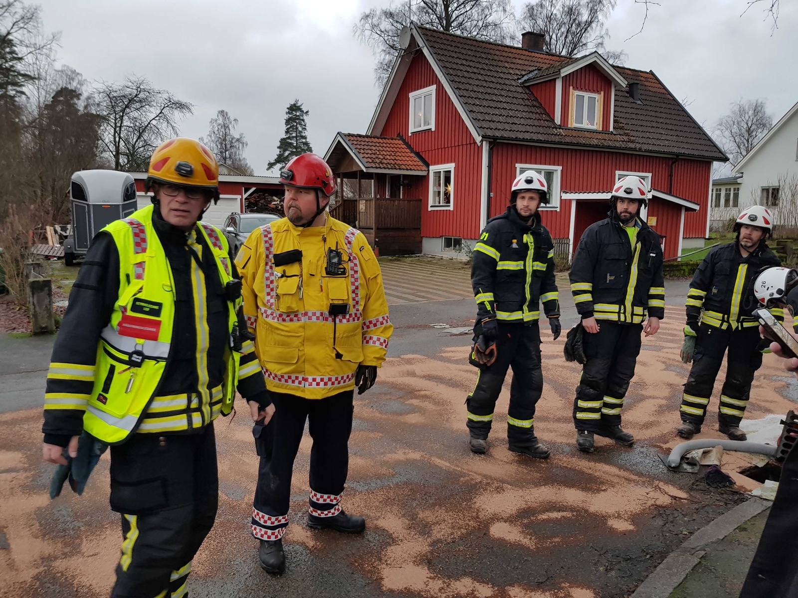 Räddningstjänsten ryckte ut för att sanera oljeläckaget på Linnéavägen i Osby. Foto: Magnus Wahlström