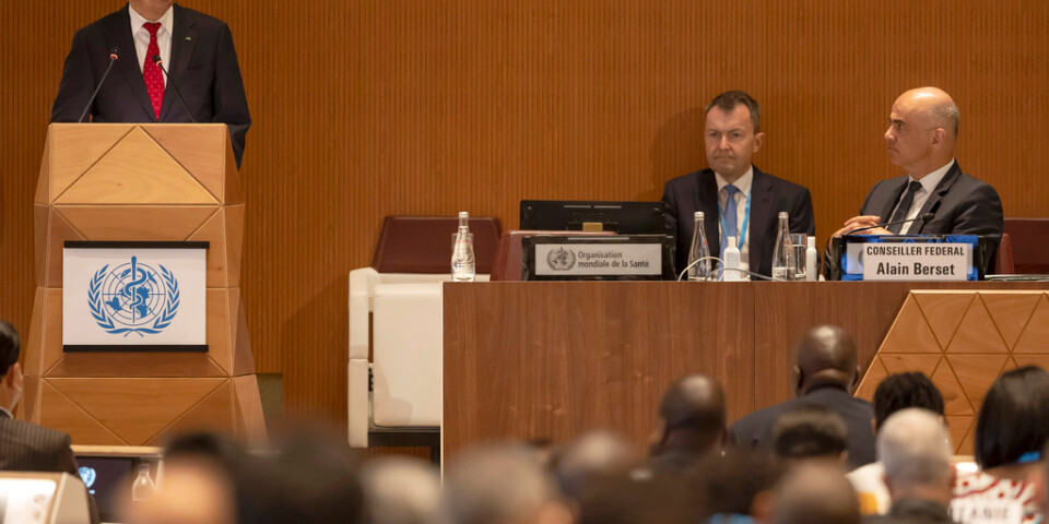 WHO:s generaldirektör Tedros Adhanom Ghebreyesus (till vänster) vid inledning av världshälsoorganisationens möte.