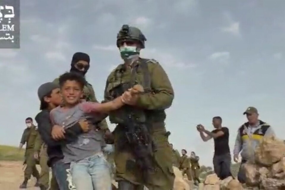 Em video från by B'Tselem visar ett barn som släpas iväg Varje år grips mellan 500 och 700 palestinska barn av israelisk militär.