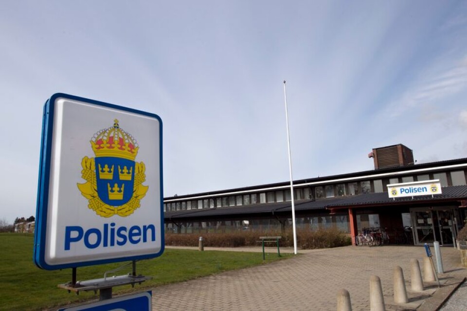 De misstänkta männen greps och fördes till polishuset i Ystad.