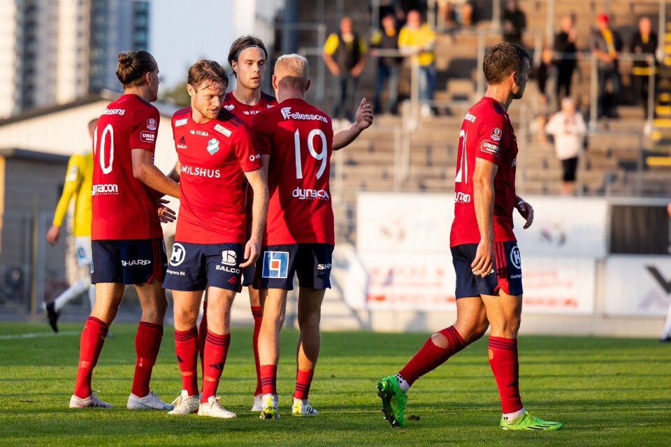 Östers spelare jublar efter 2-1 av Adam Bergmark Wiberg under fotbollsmatchen mot Falkenbergs FF i Svenska Cupen.