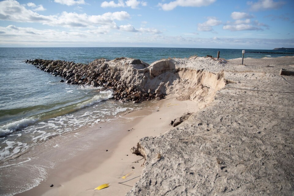 Hövden vid Löderups strandbad håller på att förlora kontakten med land och måste nu akut åtgärdas efter erosionen.