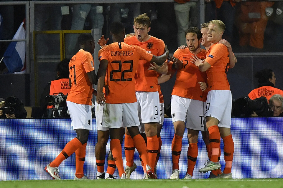 Nederländernas Matthijs de Ligt, i mitten, firar sitt mål i Nations League-semifinalen mot England.