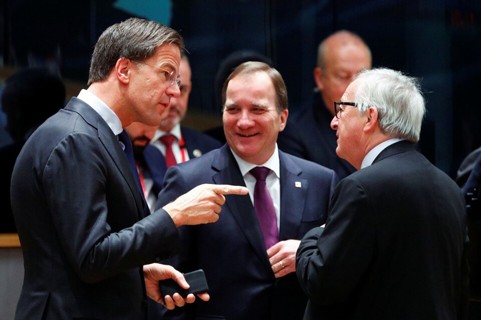 Statsminister Stefan Löfven var på EU-toppmöte när han röstades ned av riksdagen på fredagen att bilda en Löfven 2-regering. Han ger fortfarande inte upp att fortsätta regera. På bilden är han i samtal med holländske premiärministern Mark Rutte och EU-chefen Junker. Foto: Reuters