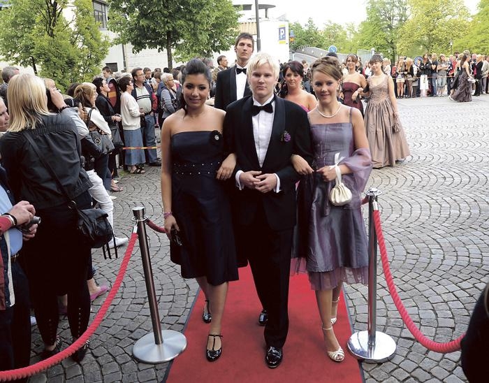 Mona Ghannadi, Carl Gustavsson och Evelina Johansson intar den röda mattan.