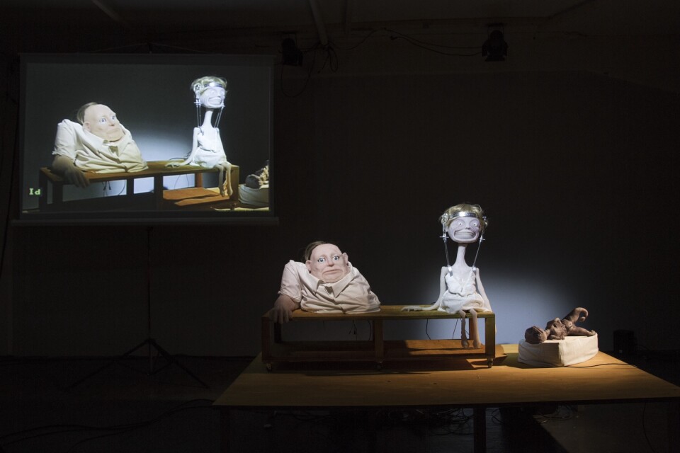 Dockornas prat i "Tillsammans för alltid" är mummel, så replikväxlingen skrivs fram på skärmen bakom dockorna. Som en föreställning i föreställningen.