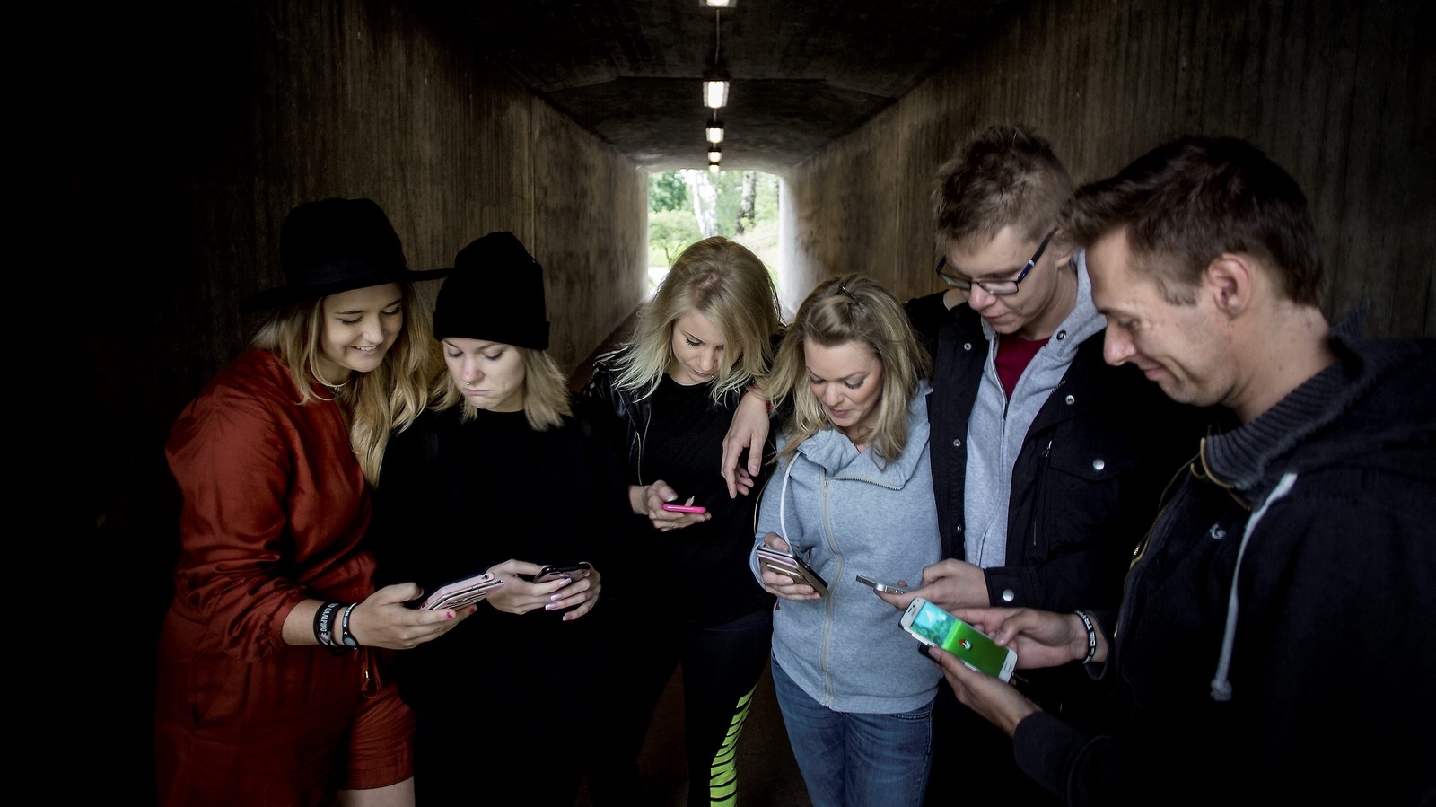 Jonna Cederholm och hennes vänner har drömt om att fånga pokémon i mer än 15 år. Nu går drömmen äntligen i uppfyllelse. Foto: Jörgen Johansson