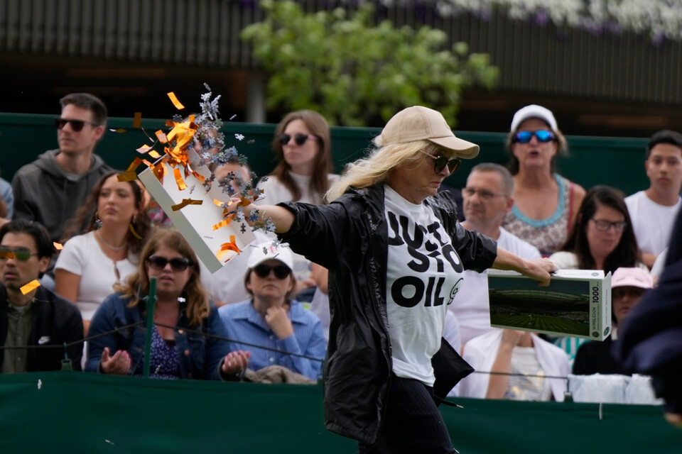 A Just Stop Oil-demonstrant stormar Wimbledon.