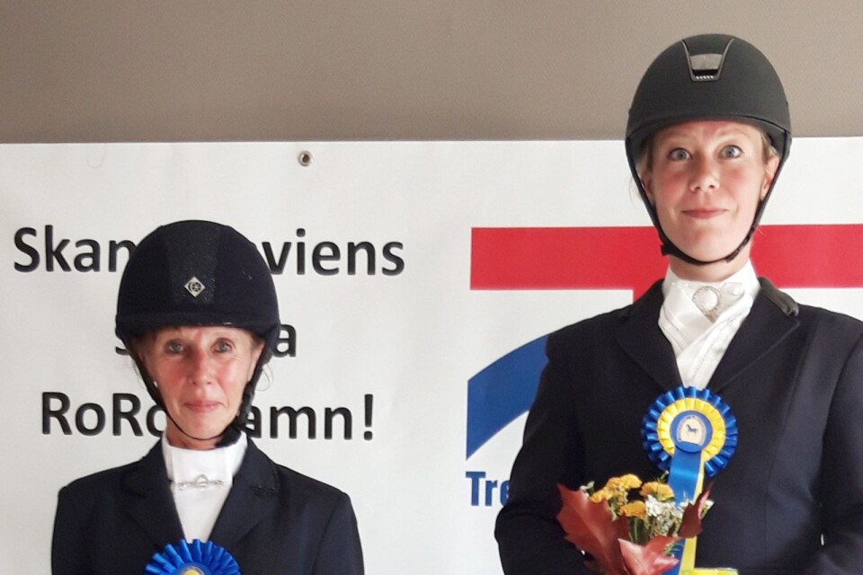 Sydslättens Susanne Pennander, högst upp, får pris för segern i medelsvår B. Till vänster tvåan Annika Viklund, även hon Sydslättens RF. Foto: Privat