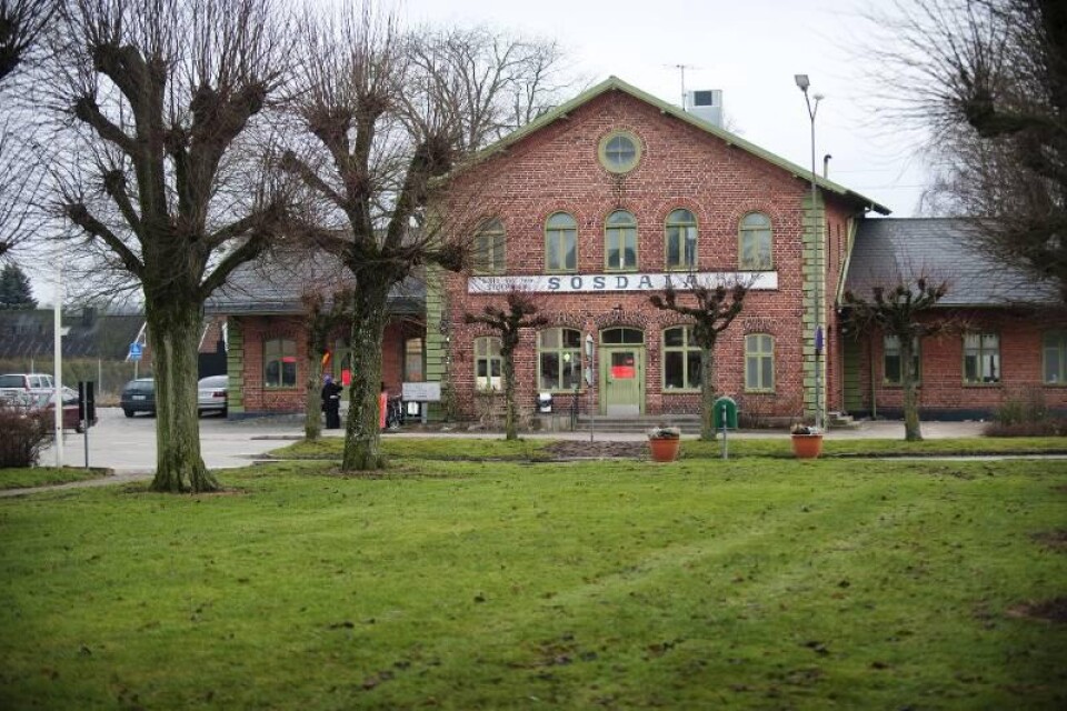 Den gamla tågstationen i Sösdala ligger strax bredvid den moderna pågatågsstationen.