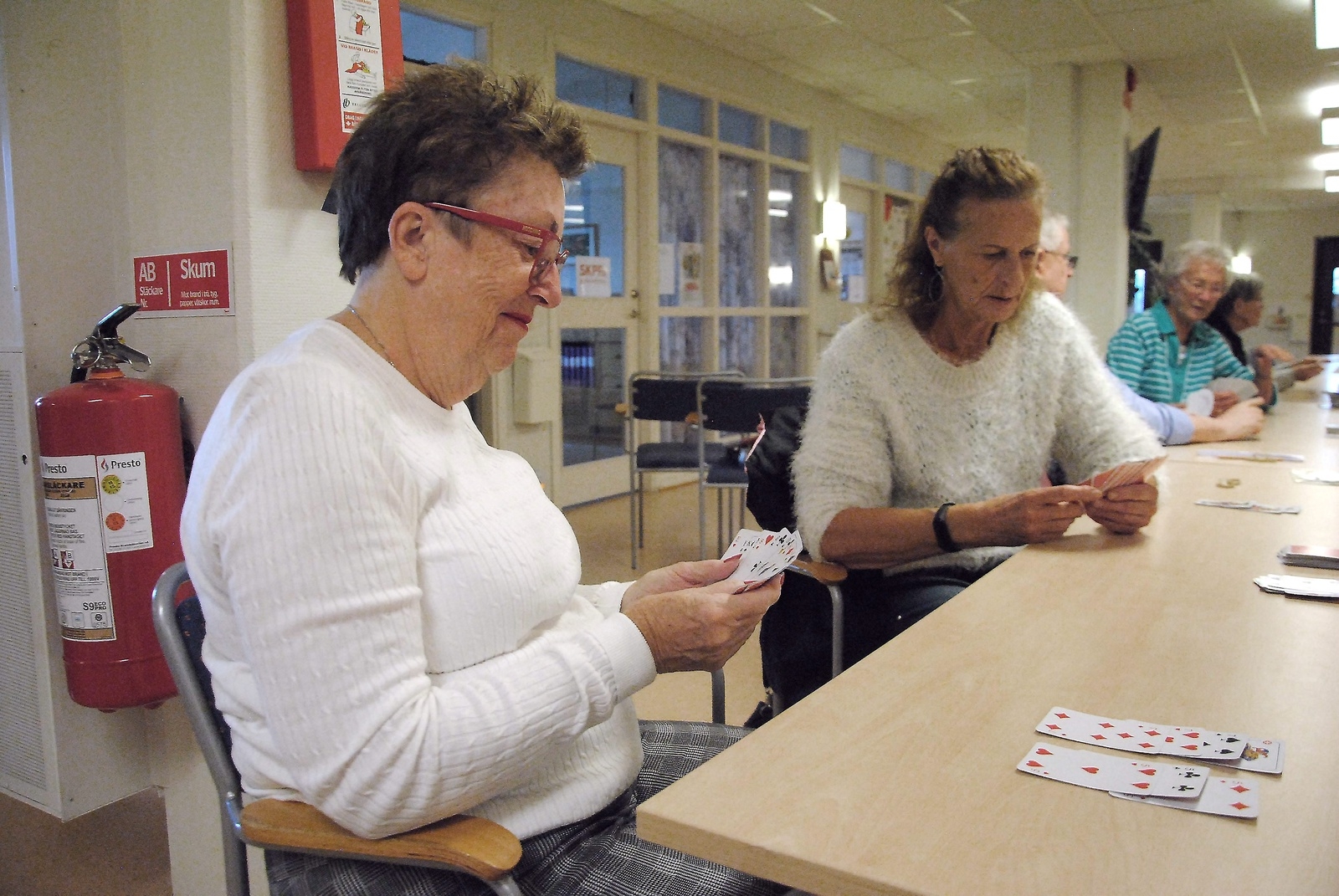 Ingrid Kroon och Ingela Andersson ser rätt nöjda ut med sina kort.