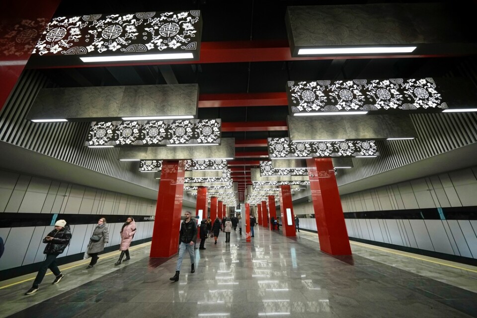 Kinesiska dekorationer, för att fira Xi Jinpings besök, på tunnelbanestationen Mitjurinskij prospekt i Moskva.