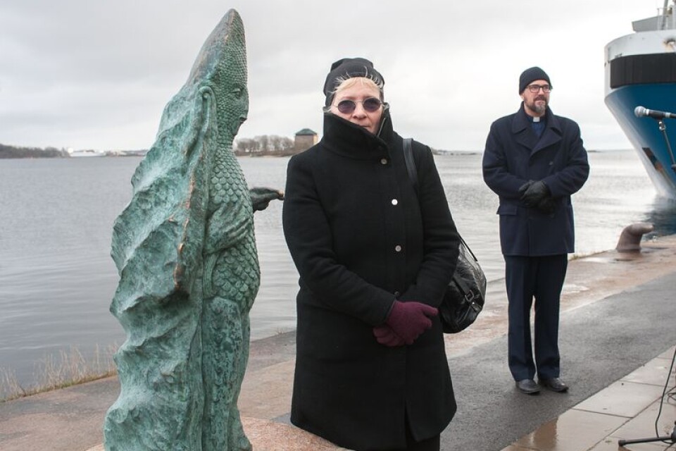 Konstnären Helena Mutanen vid sin sjöbiskop i brons och till höger den alldeles verklige amiralitetspastorn Daniel Breimert.
