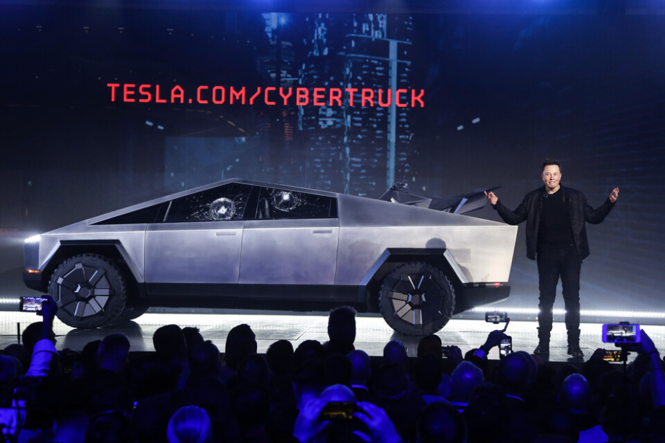 Vd Elon Musk framför Teslas under presentationen av den nya pickupen, efter missödet där rutor krossades.