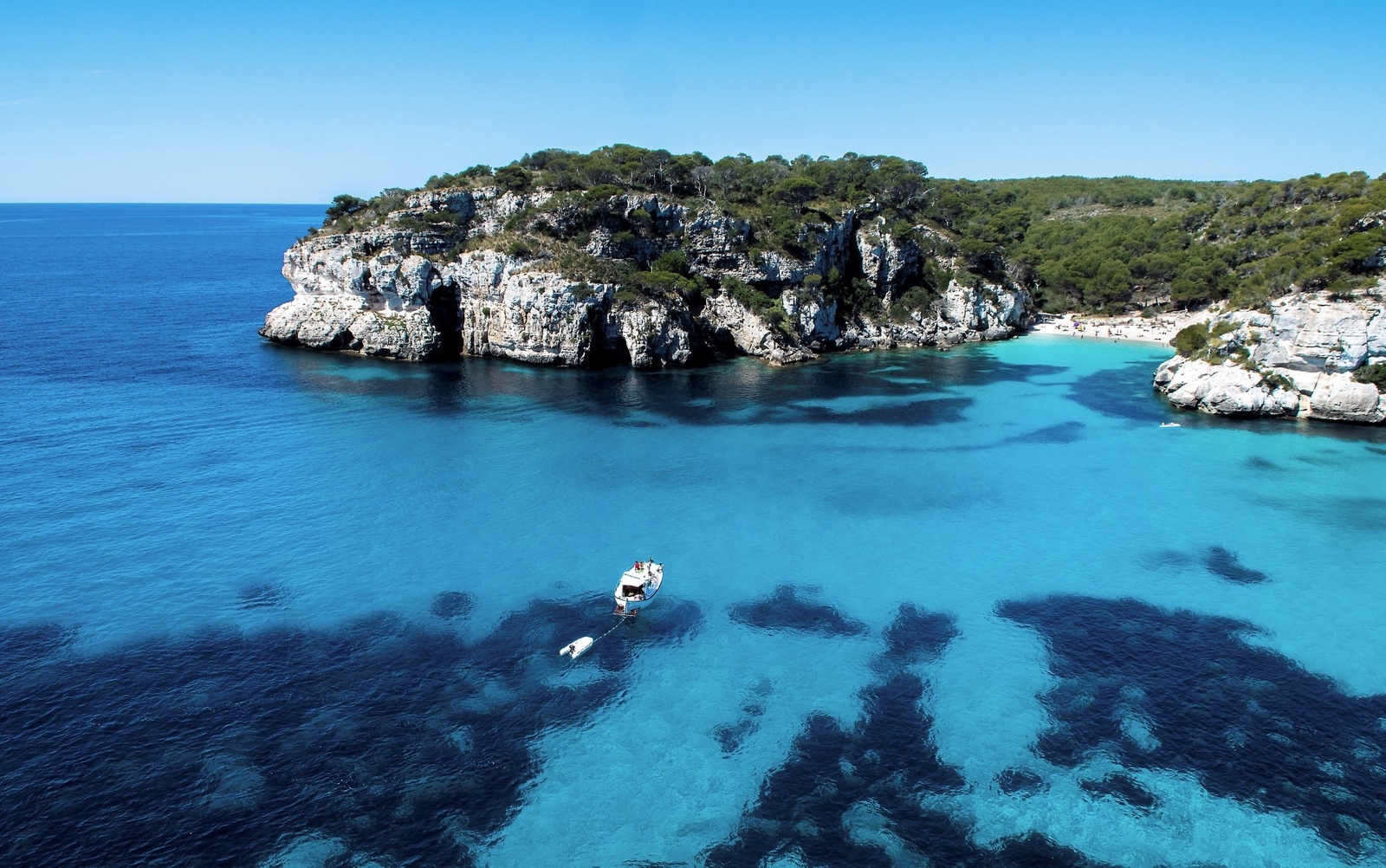 Vikarna och stränderna på den södra delen av Menorca är många, jungfruliga och med vit sand.
Foto: Jörgen Ulvsgärd