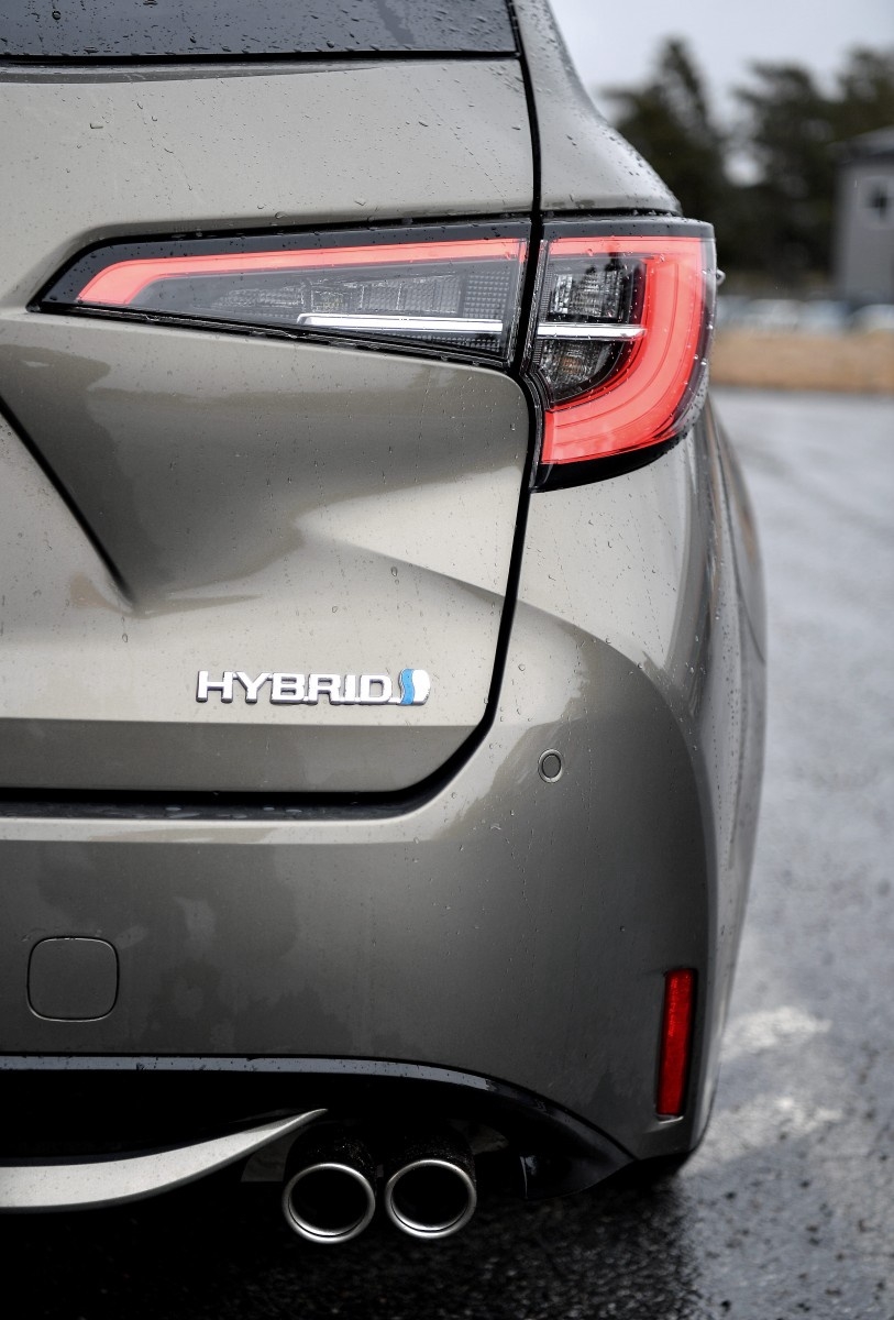 Hybridteknik har närapå blivit synonymt med Toyota. Redan 1997 kom den första modellen med el- och bensinmotor. 2019 har Toyota fasat ut flertalet dieselmodeller och prioriterar självladdande hybrider i stället.