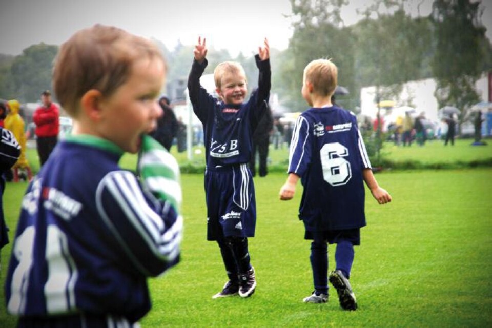 Emil Standar, 6 år, firar ett mål.