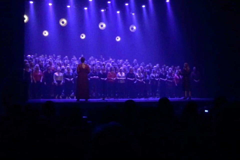 200 sångare på scen sjöng ”Stilla natt”.