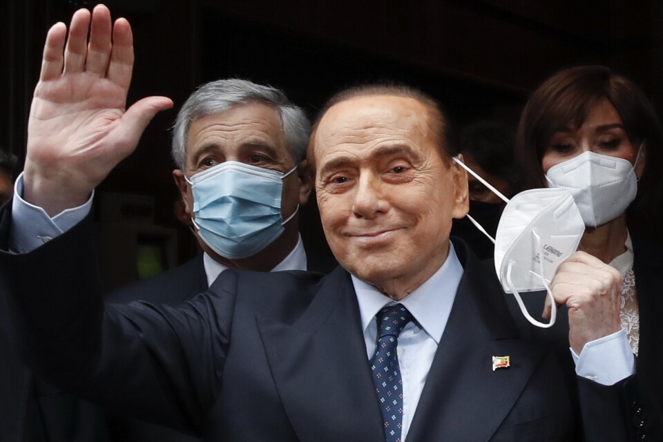 Italiens tidigare premiärminister Silvio Berlusconi skrevs på lördagen ut från sjukhuset där han befunnit sig sedan i tisdags. Arkivbild från februari 2021.