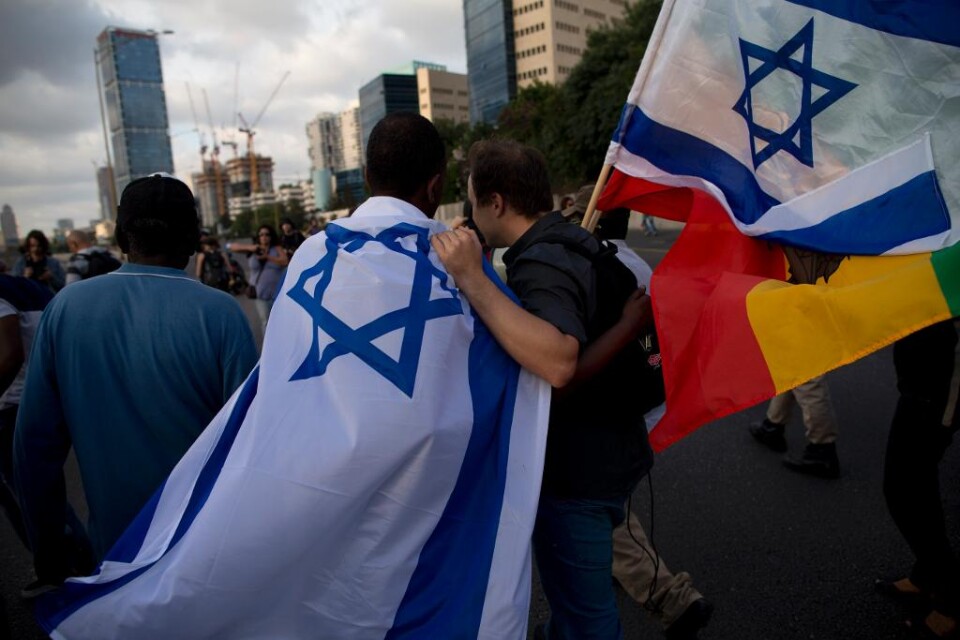 Polis har avfyrat chockgranater mot demonstranter i Tel Aviv, där grupper av etiopier av judisk härkomst demonstrerar mot polisvåld. Protesterna har växt till att bli en av de värsta mellan de etiopiska grupperna och polis i Tel Aviv, rapporterar bland