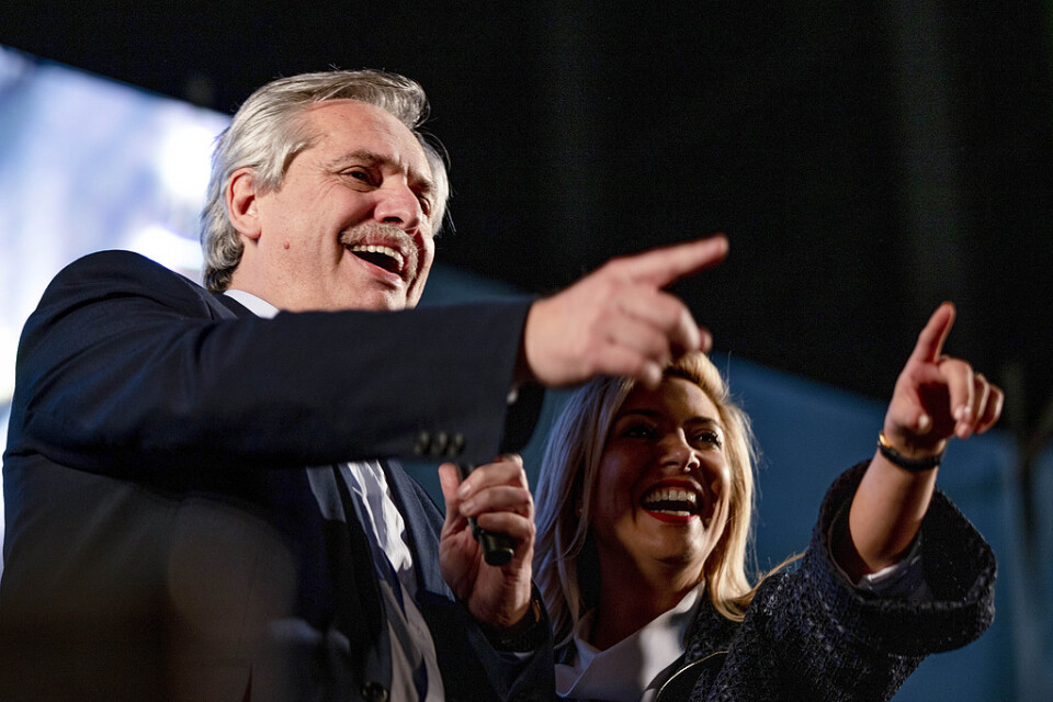Presidentkandidaten Alberto Fernández, till vänster, tillsammans med sin partner Fabiola Yañez firar segern i primärvalet i söndags utanför partihögkvarteret i Buenos Aires.