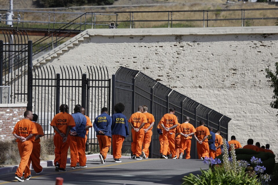 Fångar på rad i ett fängelse i San Quentin, Kalifornien. Arkivbild.