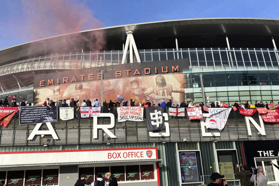 Supportrar till Arsenal protesterade mot ägaren Stan Kroenke utanför arenan Emirates i fredags.