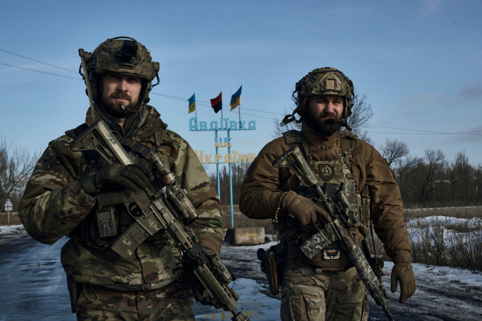 Ukrainska soldater i Avdijivka. På skylten bakom dem står det: Avdijivka är Ukraina.
